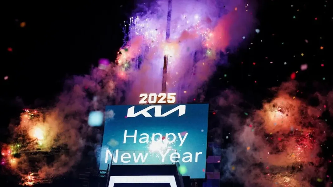 Año Nuevo 2025 en Times Square: lluvia y alegría en una noche inolvidable. Año Nuevo 2025 en Times Square: lluvia y alegría en una noche inolvidable.