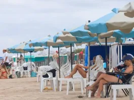 Descubre los precios de carpas y sombrillas en Pinamar este verano.