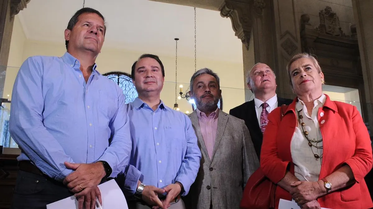 Chile Vamos solicita al TC la destitución de la senadora Allende por compra fallida. Chile Vamos solicita al TC la destitución de la senadora Allende por compra fallida.