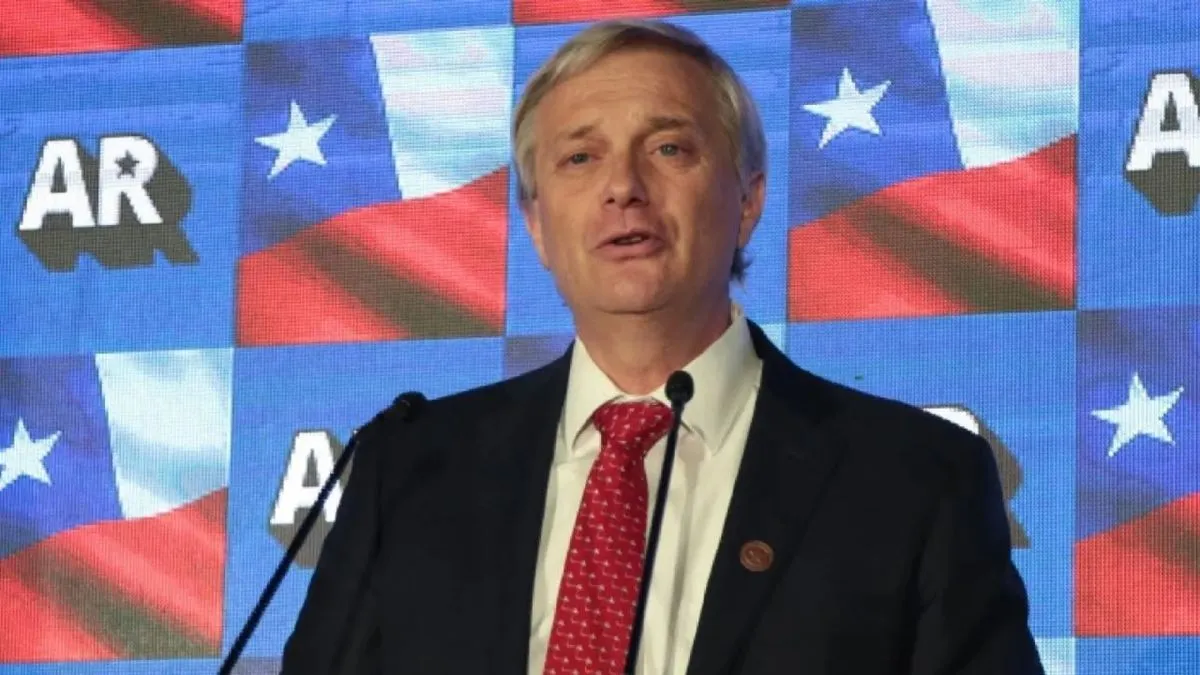 José Antonio Kast anuncia su candidatura y acusa a Evelyn Matthei de traición.