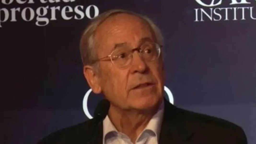 José Piñera defiende el sistema de AFP tras la reforma previsional y bajas pensiones.