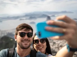 Estudio revela que parejas fuera de redes sociales son más felices y duraderas.