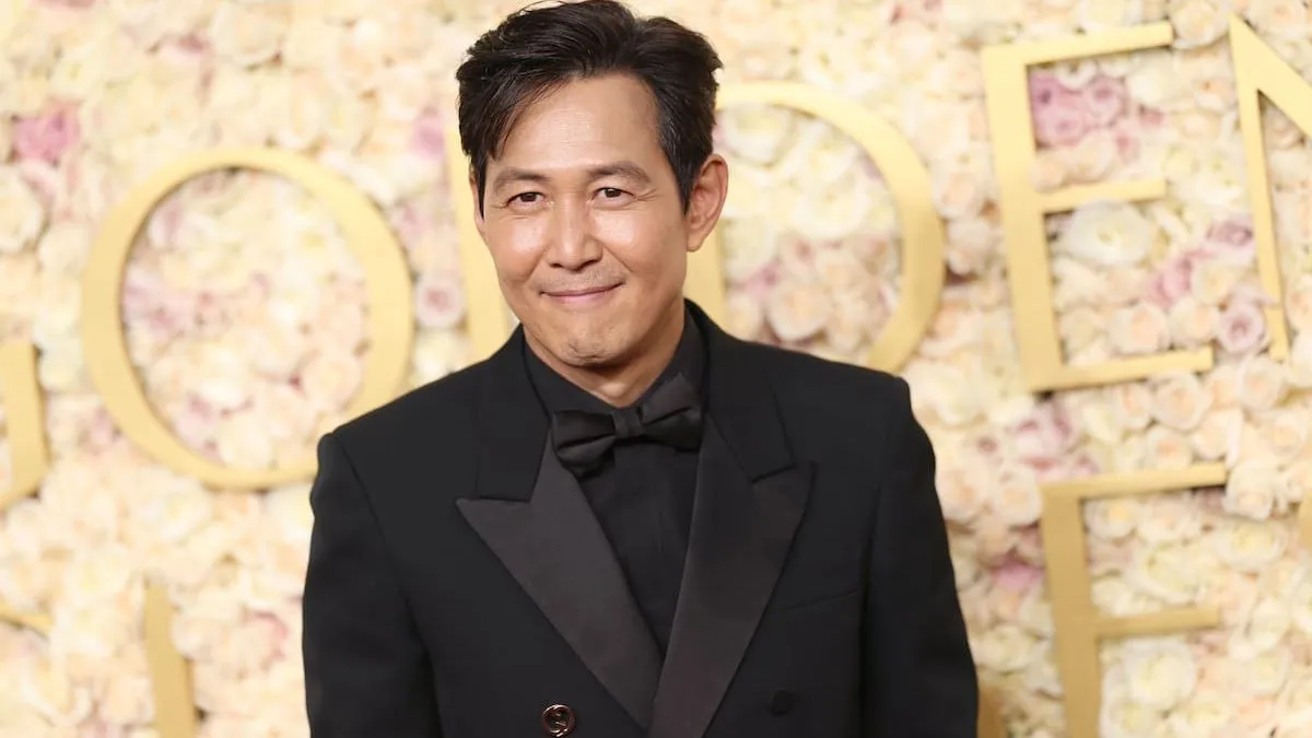 El actor de "El juego del calamar" muestra su chanchito de greda chileno.