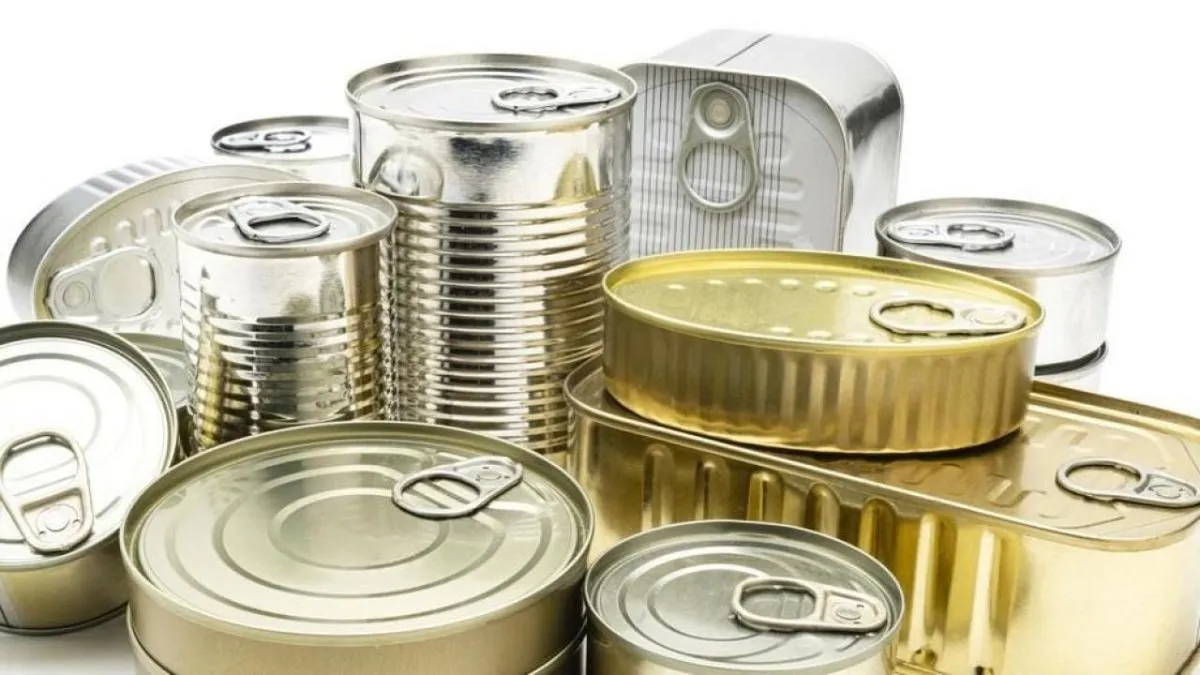 Transforma latas vacías en un elegante organizador para tu espacio de trabajo.