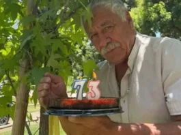 Carlos Caszely celebra el cumpleaños de su esposa con una emotiva torta.