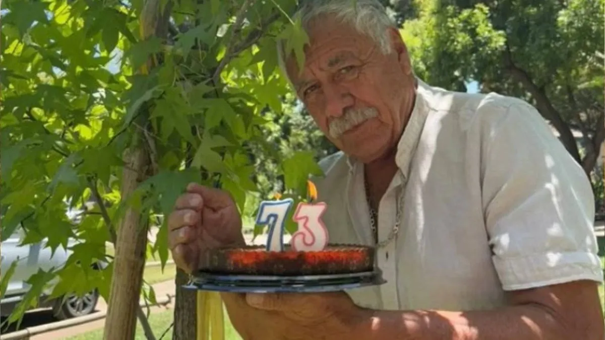 Carlos Caszely celebra el cumpleaños de su esposa con una emotiva torta.
