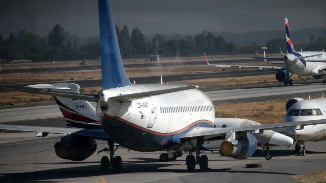 Avión presenta falla hidráulica al aterrizar en el Aeropuerto de Santiago.