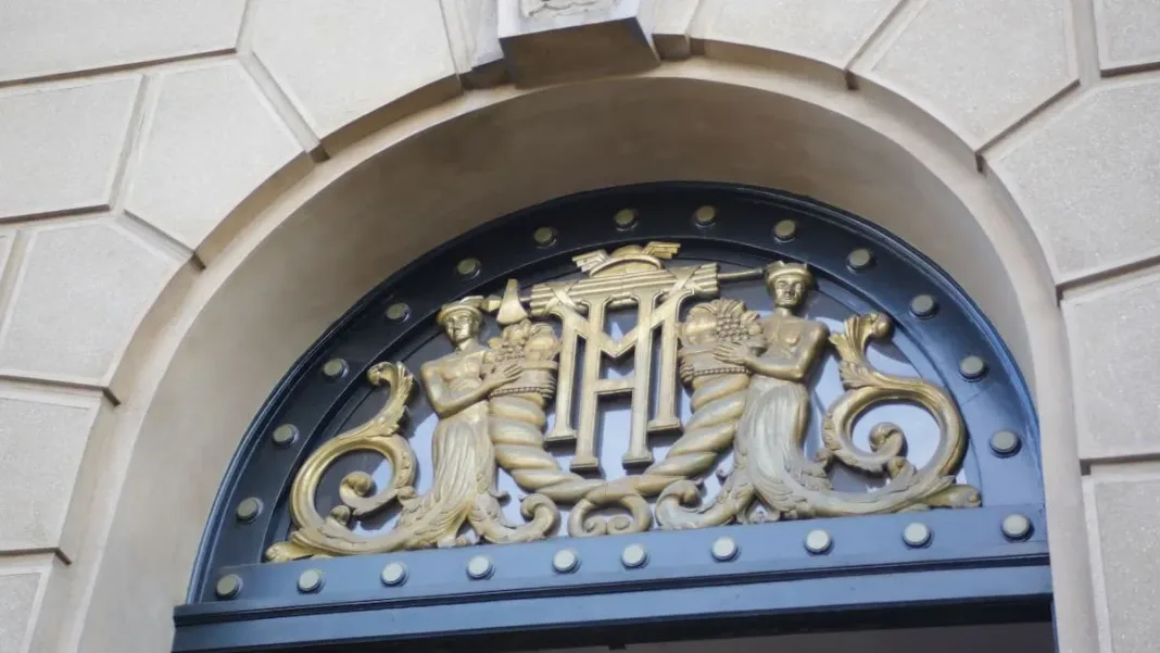 Tragedia en el Ministerio de Hacienda: mujer cae del piso 14 y pierde la vida.