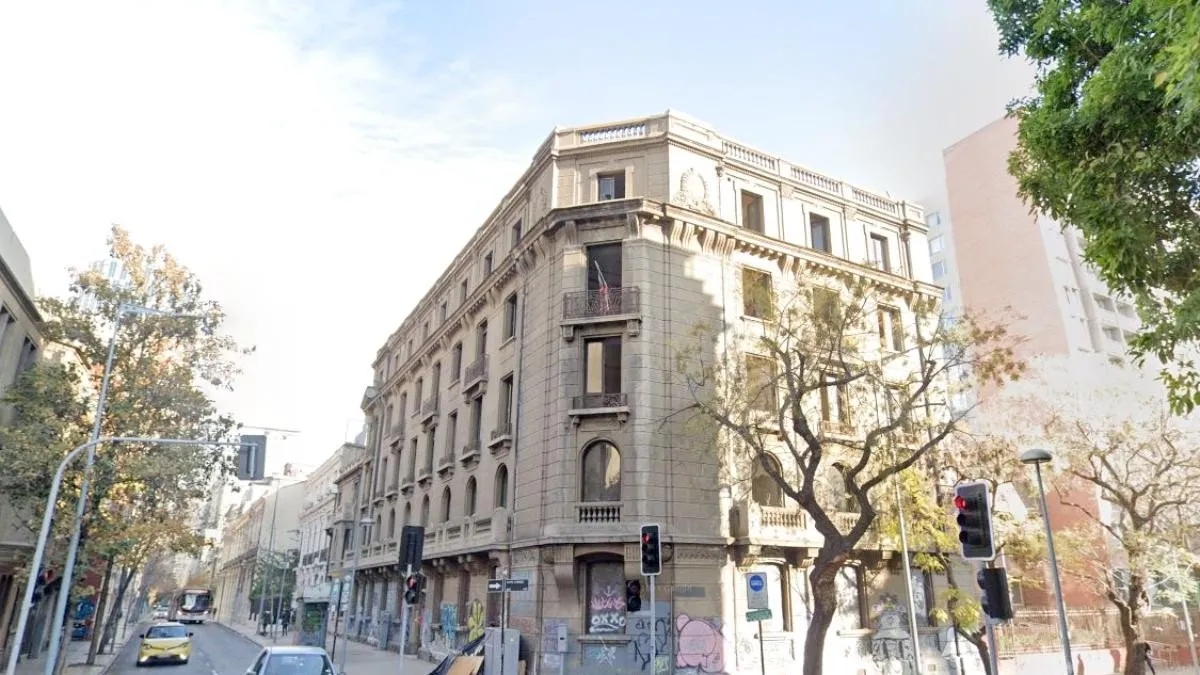 Edificio histórico en Santiago Centro se transforma en 50 modernos departamentos.