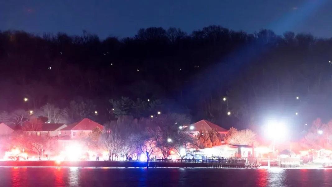 Búsqueda de sobrevivientes tras choque de avión y helicóptero en Washington.