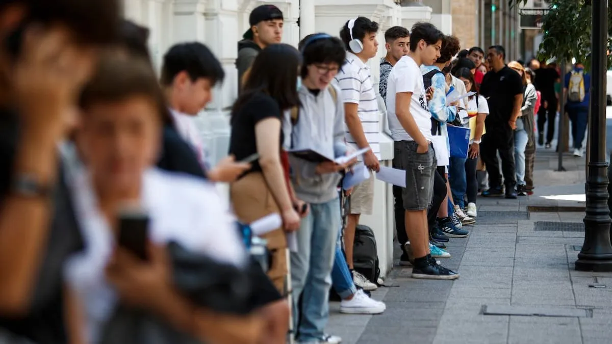 Descubre los costos de estudiar en los 10 mejores colegios de Chile para PAES 2024.