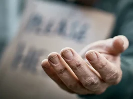 Albergue en crisis: trabajadora contagiada de VIH tras ataque de un residente.