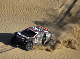 Rescate heroico: piloto salvado en helicóptero tras vuelco en el Rally Dakar.