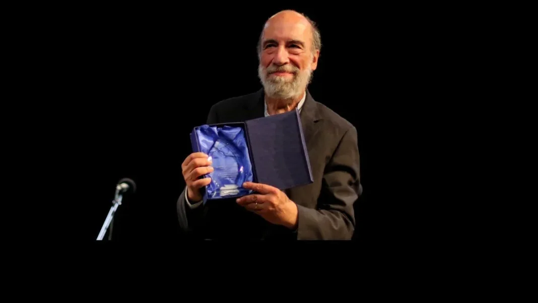 Desmienten la muerte del poeta Raúl Zurita: fue solo una 'fake news'.