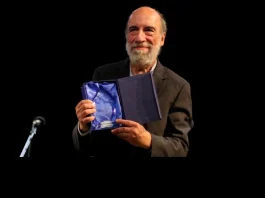 Desmienten la muerte del poeta Raúl Zurita: fue solo una 'fake news'.