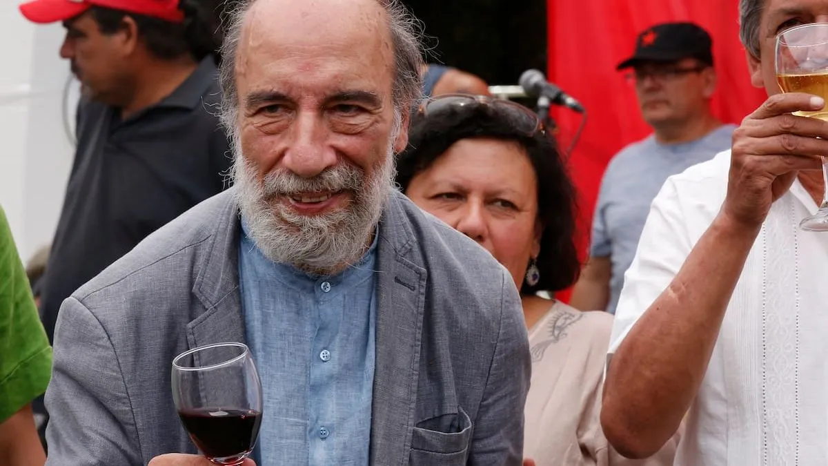 El Ministerio de las Culturas aclara que Raúl Zurita sigue vivo y activo.