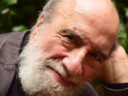 Raúl Zurita responde a rumores de su muerte: 'Un tanto exageradas'.