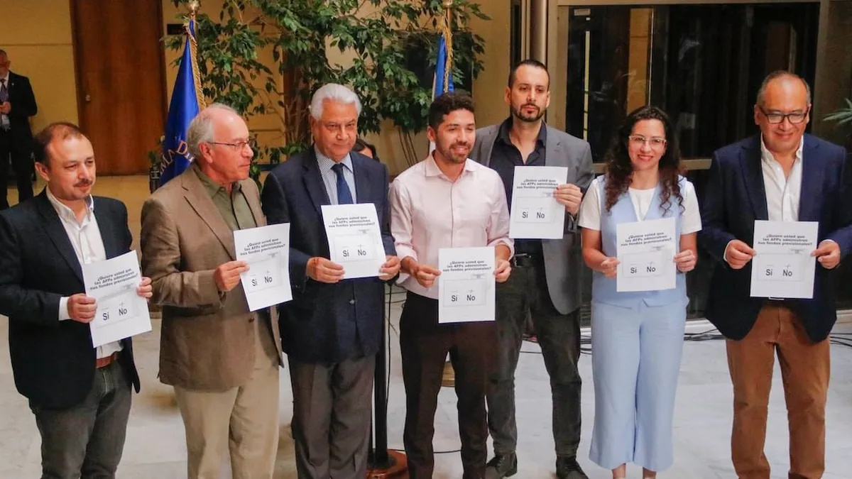 Proyecto de ley busca plebiscito sobre administración de fondos de pensiones.