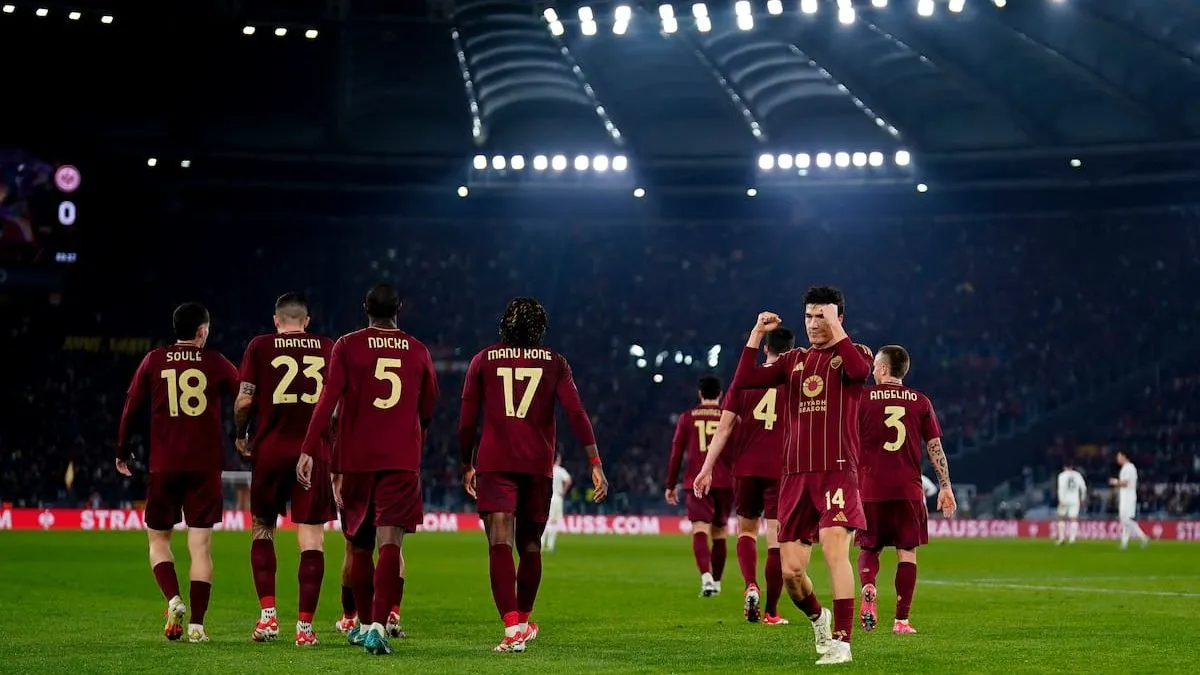 La Roma avanza a los Play-Offs de la Europa League tras vencer al Eintracht Frankfurt.