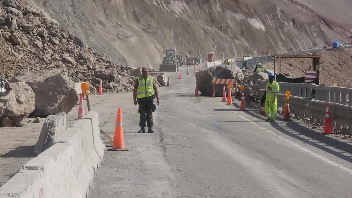 Desprendimiento de rocas genera socavón en Ruta 5