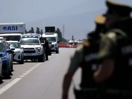 Milagro en la carretera: cilindro suelto destruye cabina de camión.