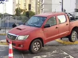 Impactante accidente en Ñuñoa: camioneta sobre reja en avenida Irarrázaval.