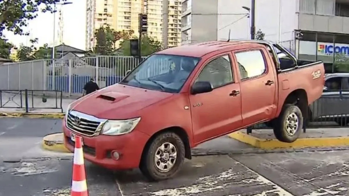 Impactante accidente en Ñuñoa: camioneta sobre reja en avenida Irarrázaval.