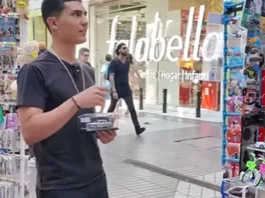 Un joven comerciante celebra su esfuerzo y logros en el Paseo Ahumada.