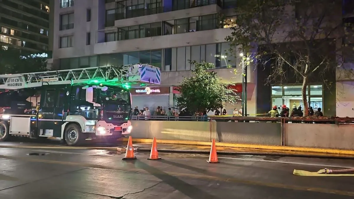 Incendio en Providencia: evacuación de residentes y 10 compañías de bomberos en acción.