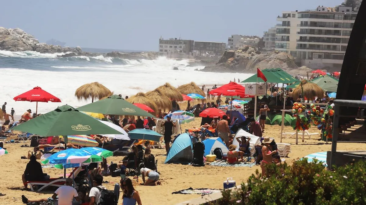 La playa chilena en peligro: retrocede cinco metros y enfrenta su desaparición. La playa chilena en peligro: retrocede cinco metros y enfrenta su desaparición.