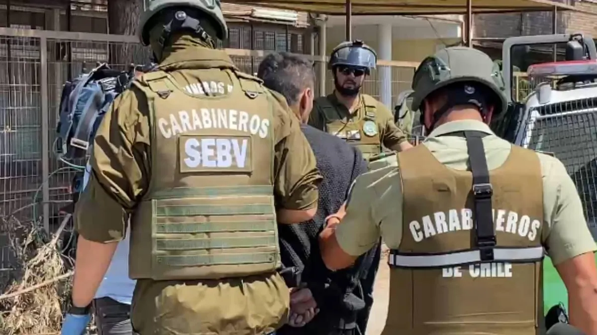 Desarticulan centro de acopio de autos robados en La Florida; un detenido.