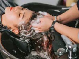 Expertos advierten sobre los riesgos de lavarse el pelo en salones de belleza.