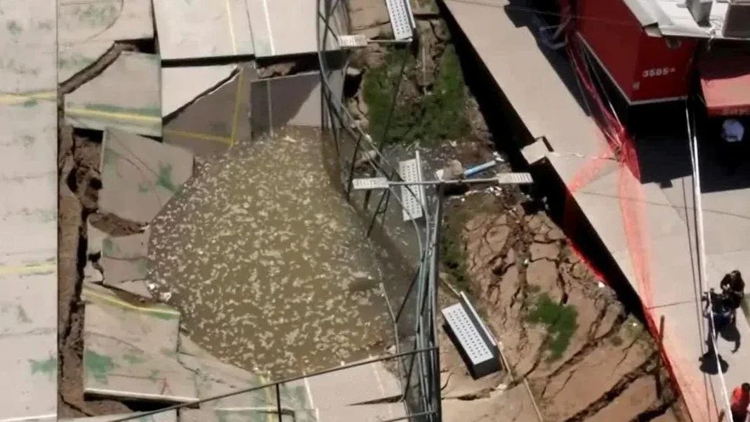 Socavón en Conchalí: vecinos vinculan su aparición a obras de colector de aguas lluvias.