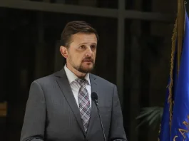 Diputado Schubert propone controles biométricos tras robo de computadores.