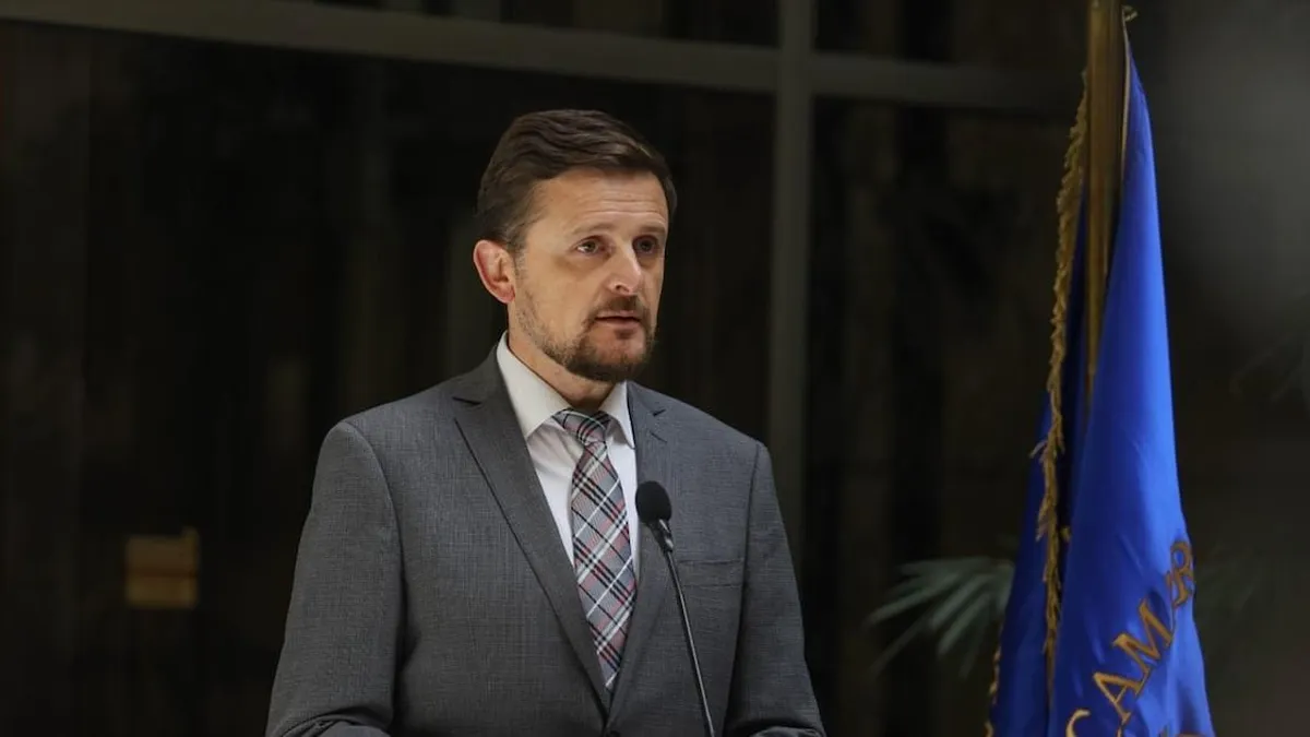 Diputado Schubert propone controles biométricos tras robo de computadores.