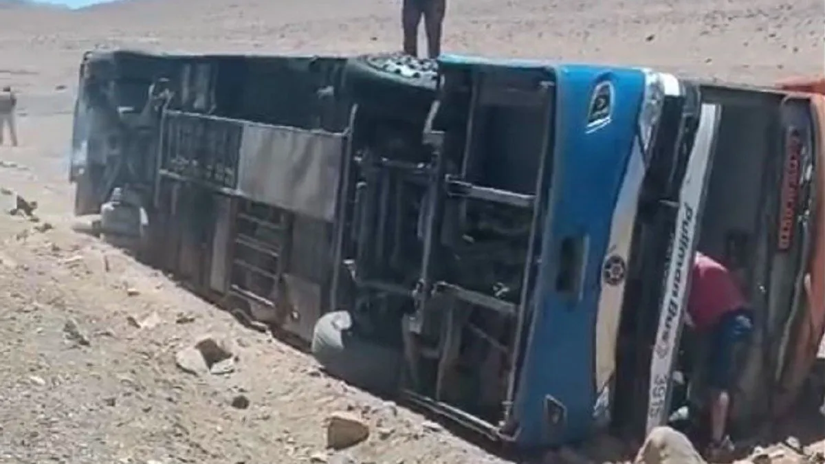Trágico volcamiento de bus en Taltal: 2 muertos y 40 heridos en el accidente.