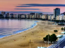 Turista chileno salta en paracaídas desde un hotel en Brasil y es detenido.