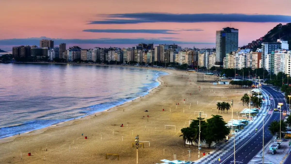 Turista chileno salta en paracaídas desde un hotel en Brasil y es detenido.