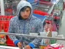 Un joven se arrepiente de robar y opta por comprar dulces en un almacén.