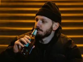 Cirujano General de EE. UU. sugiere advertencia en botellas de alcohol por cáncer.