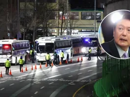 Investigadores entran en la residencia de Yoon Suk-yeol para su detención.