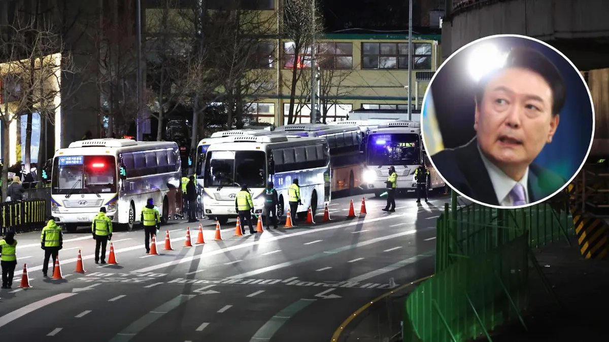 Investigadores entran en la residencia de Yoon Suk-yeol para su detención.