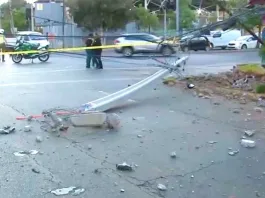 Auto choca con poste de alumbrado en Bellavista