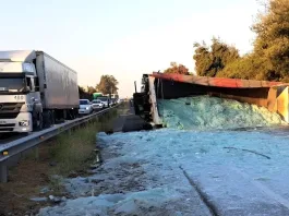 Trágico accidente en Camarico: dos muertos tras colisión entre moto y camión.