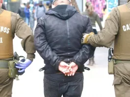 Detienen a padre por agredir a su hijo y abusar de su novia de 14 años.