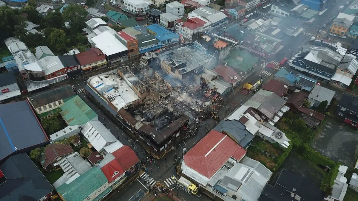 Destrucción en Ancud: 60 locales comerciales arrasados por un devastador incendio.