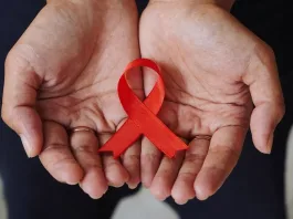 Expertos aclaran que el VIH no se transmite a través de un beso.