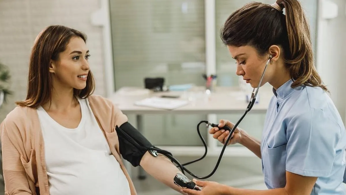 Estudio revela conexión entre complicaciones del embarazo y riesgos cardíacos.