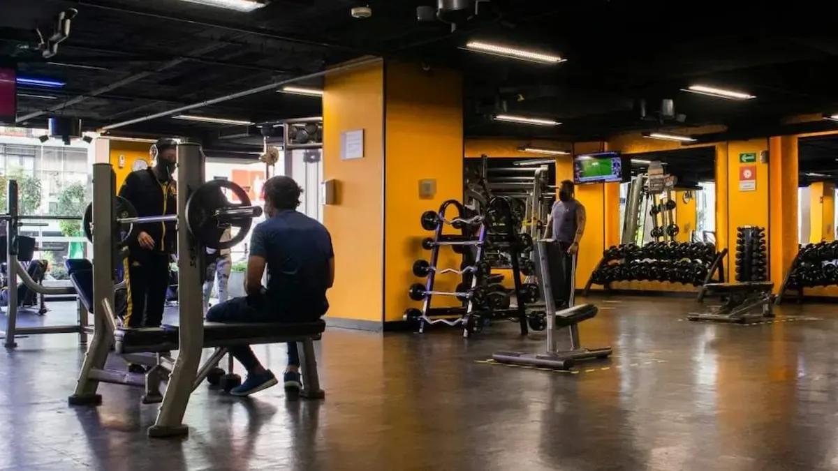 Joven atrapada en un spa rompe la puerta y enfrenta cargos por daños.