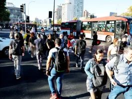 Expertos analizan el impacto económico del apagón masivo en Chile.